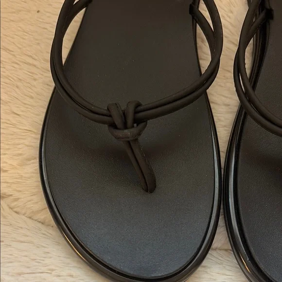 OluKai Black Sandals Simple Thong Design - Picture 3 of 4